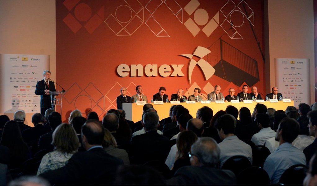 Durante o 33º Encontro Nacional do Comércio Exterior (Enaex), promovido no Rio de Janeiro, o alto representante-geral do Mercosul, economista Ivan Ramalho, defendeu nesta sexta-feira, 8, a continuidade do bloco, apesar da preocupação demonstrada pelo empresariado exportador da região; de acordo com Ramalho, o Brasil consegue uma qualidade, na pauta de exportação com o Mercosul, que pode ser considerada de alto valor agregado, uma vez que 80% do total exportado para o bloco são produtos industrializados 