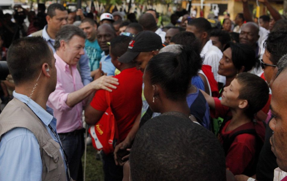 Presidente e candidato à reeleição, Juan Manuel Santos, chega à reta final como favorito em cenário indefinido para um segundo turno; voto em branco e alta abstenção revelam desinteresse por eleição que não debateu assuntos mais populares
