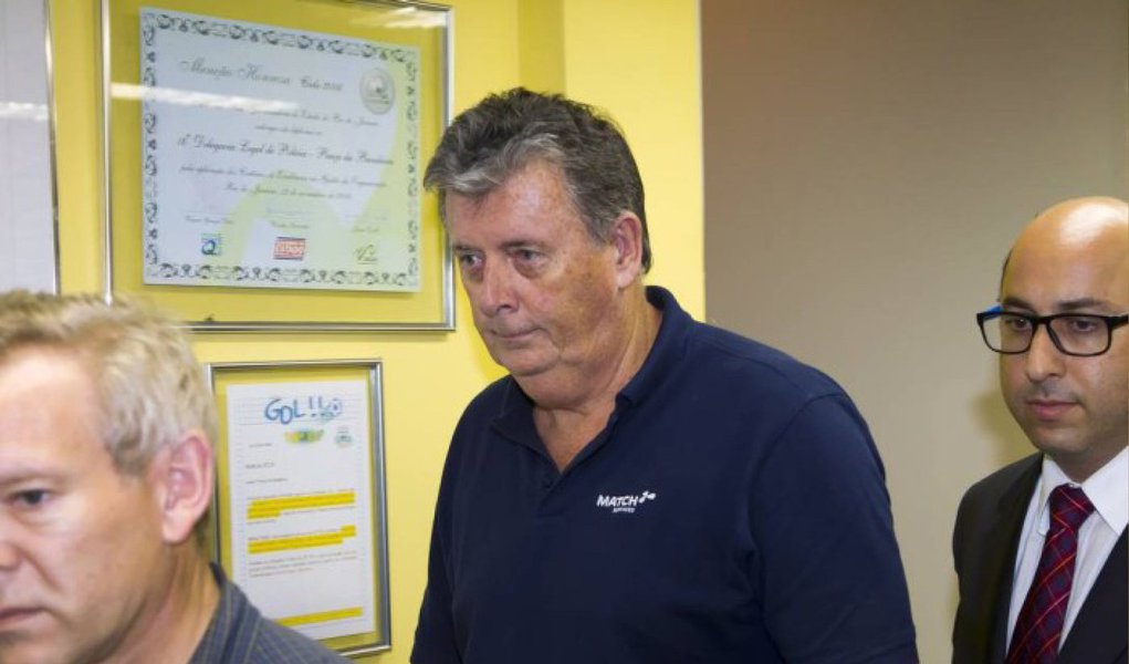 Executivo inglês Raymond Whelan, envolvido na venda ilegal de ingressos durante a Copa do Mundo no Brasil, deixou nesta quarta-feira 6 à tarde o Complexo Penitenciário de Gericinó, zona oeste do Rio, após liminar concedida ontem (5) pelo ministro do Supremo Tribunal Federal Marco Aurélio Mello; Whelan teve a prisão preventiva decretada no dia 10 de julho e se apresentou à Justiça no dia 14