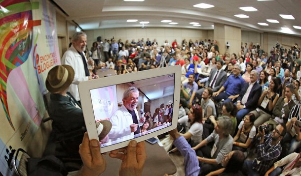 Em palestra no 4º Encontro de Blogueiros, em São Paulo, ex-presidente afirmou que, daqui para a frente, "toda vez que puder abrir a boca, a questão da regulação será a primeira [mencionada]"; Lula fez duros ataques à imprensa - "o que vejo aqui é uma mídia que desanca o País" - e criticou "ataques preconceituosos" contra a presidente Dilma Rousseff, classificando como "falta de respeito" o discurso do deputado Paulinho da Força, no 1º de Maio, que pediu "Dilma na Papuda"; petista alertou ainda para o "choque de gestão" do PSDB; segundo ele, o lema significa "redução de salário e dispensa de trabalhador"