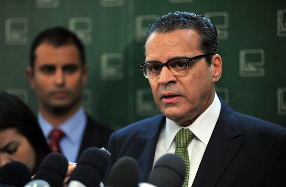 Colega do candidato Eduardo Campos por três mandatos como deputado, presidente da Câmara lamenta a morte do ex-governador de Pernambuco em um acidente de avião na manhã desta quarta-feira, em Santos (SP); "Com extremo choque, profundo pesar e imensa consternação recebi a informação da morte de Eduardo Campos. Fomos colegas na Câmara por três mandatos e afirmo que Eduardo foi um homem público digno, que honrou o estado de Pernambuco, o Nordeste e o Brasil"