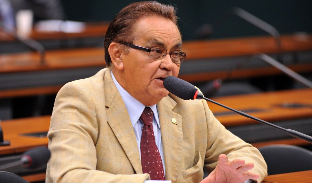 Parlamentar do PMDB do Pará se entregou nesta tarde à Vara de Execução das Penas e Medidas Alternativas (Vepema), no Distrito Federal; ele aguarda ser ouvido por um juiz, que vai decidir qual pena alternativa será aplicada; deputado foi condenado pelo STF a pena de três anos e um mês de prisão em regime aberto, pelo crime de esterilização cirúrgica irregular