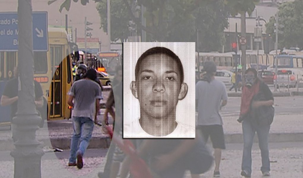 O advogado Jonas Tadeu Nunes, que faz a defesa do manifestante Caio Silva de Souza, 23, principal suspeito de acender o rojão que atingiu e matou o cinegrafista Santiago Andrade, informou, nesta terça-feira (11), que ele irá se entregar amanhã; "Não o conheço pessoalmente, conversamos apenas por telefone, e, ontem, pela manhã, ele afirmou que se entregaria à polícia, mas ficou assustado após ver sua foto estampada para todo o país hoje", disse