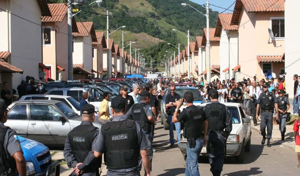 Numa das maiores operações das forças de Segurança Pública contra as milícias do Rio de Janeiro, cerca de 350 agentes participaram da ação contra a máfia de exploração em um condomínio do programa "Minha Casa, Minha Vida", do Governo Federal; a quadrilha chegava a lucrar mais de R$ 1 milhão por mês; 21 pessoas foram presas na ação, segundo a Secretaria de Estado de Segurança (Seseg); uma das prisões foi em flagrante e as outras foram feitas com base em 27 mandados de prisão preventiva expedidos pela Justilça do Rio; na operação, foram apreendidas armas de fogo, munição, diversos documentos, além de veículos de luxo, de valores incompatíveis com a renda das pessoas que foram presas