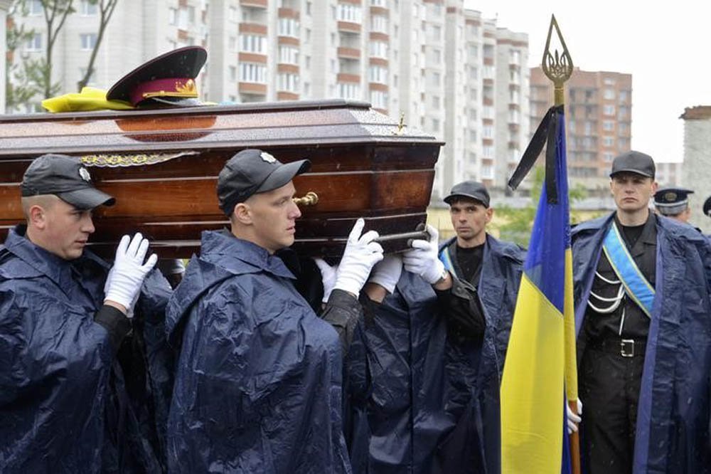 CaixÃ£o de general ucraniano Kulchytsky durante funeral em Lviv. 31/05/2014 REUTERS/Roman Baluk