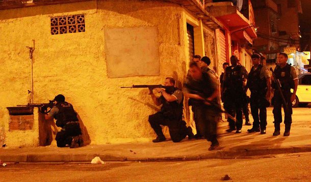Policiais militares lotados na Unidade de Polícia Pacificadora (UPP) do conjunto de favelas Lins de Vasconcelos, na zona norte da cidade, trocaram tiros com criminosos na comunidade do Barro Vermelho; os militares faziam um patrulhamento de rotina quando se depararam com criminosos, na parte alta do morro, que atiraram contra os policiais; após o tiroteio, os traficantes fugiram; ninguém ficou ferido durante a ação