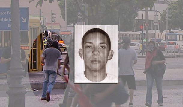 O advogado Jonas Tadeu Nunes, que faz a defesa do manifestante Caio Silva de Souza, 23, principal suspeito de acender o rojão que atingiu e matou o cinegrafista Santiago Andrade, informou, nesta terça-feira (11), que ele irá se entregar amanhã; "Não o conheço pessoalmente, conversamos apenas por telefone, e, ontem, pela manhã, ele afirmou que se entregaria à polícia, mas ficou assustado após ver sua foto estampada para todo o país hoje", disse