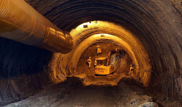 A Prefeitura do Rio estabeleceu um prazo para a conclusão do mapeamento dos subterrâneos do município; as concessionárias devem entregar os cadastros atualizados de suas redes até janeiro; o Executivo municipal tem como objetivo evitar o rompimento de dutos com a finalização do Sistema de Gestão de Obras em Vias Públicas, o Geovias, um mapa digital com informações sobre as linhas de atuação das cinco principais concessionárias do município: Oi, Embratel, CEG, Light e Cedae;as redes existentes em 90% da cidade estão no sistema