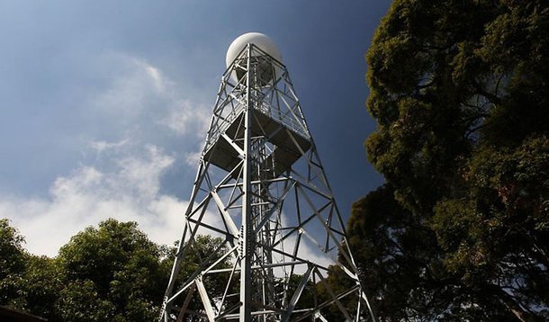 O estado do Rio de Janeiro vai receber, até setembro, dois novos radares meteorológicos para ampliar a cobertura do Sistema de Alerta de Cheias; os radares serão instalados em Guaratiba, bairro da zona oeste da capital, e em Macaé, no norte fluminense; os equipamentos, adquiridos por R$ 13,422 milhões, serão operados pelo Instituto Estadual do Ambiente (Inea) e vão antecipar em pelo menos seis horas as previsões de tempestades, de acordo com o instituto