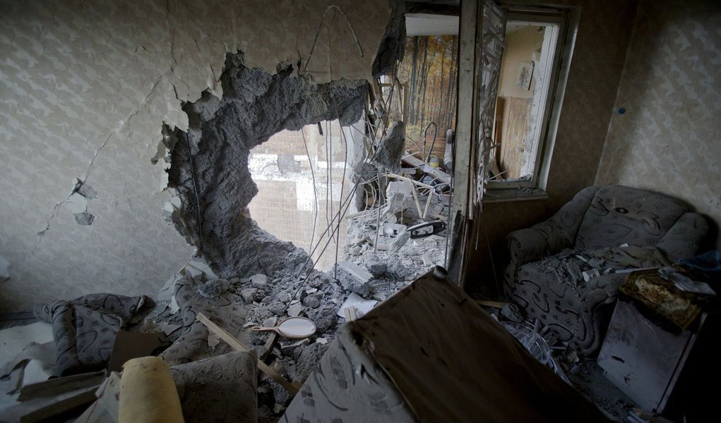 Batalha entre as tropas ucranianas que avançam e os rebeldes apoiados pela Rússia, que prometem resistir, em Donetsk, ocorrem de forma intensa à medida que o governo ucraniano reforçava uma ofensiva nesta terça-feira para cercar os separatistas e se aproximava do local da queda do voo MH17, da Malaysia Airlines