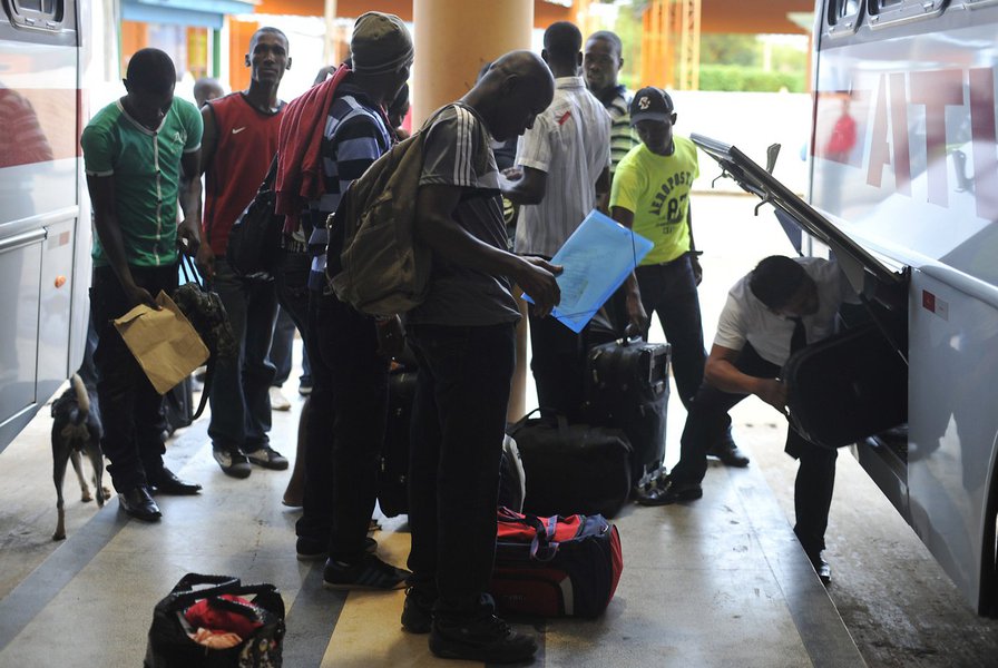 Além do estímulo à entrada regular no Brasil, o governo federal quer articular parcerias com estados que recebem os refugiados – principalmente o Acre – e dialogar com países por onde os haitianos passam antes de chegar ao território nacional; País também vai facilitar o acesso a serviços públicos de educação, saúde e emprego dos imigrantes