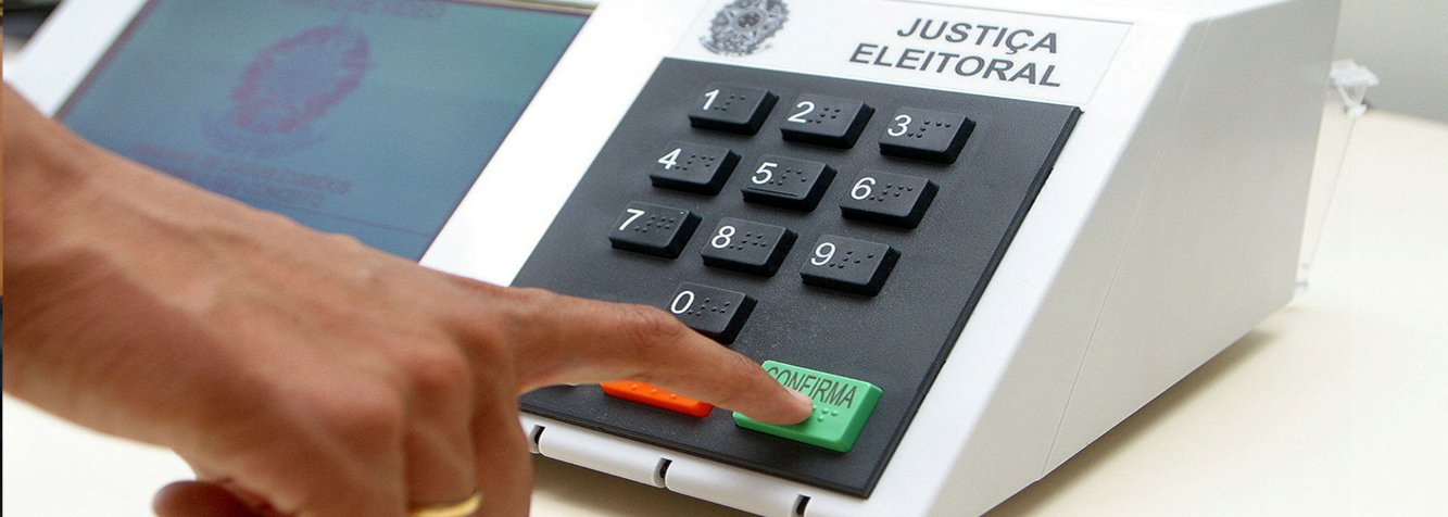 Dados do TSE mostram que dos 142,8 milhões de eleitores aptos a votar no pleito de outubro, 5,6% (8 milhões) terminaram a graduação - 2,8 milhões de pessoas a mais que nas eleições de 2010; para especialistas, a melhora no nível educacional do brasileiro pode se transformar em mais consciência política no médio prazo e cria espaço para um voto de mais qualidade