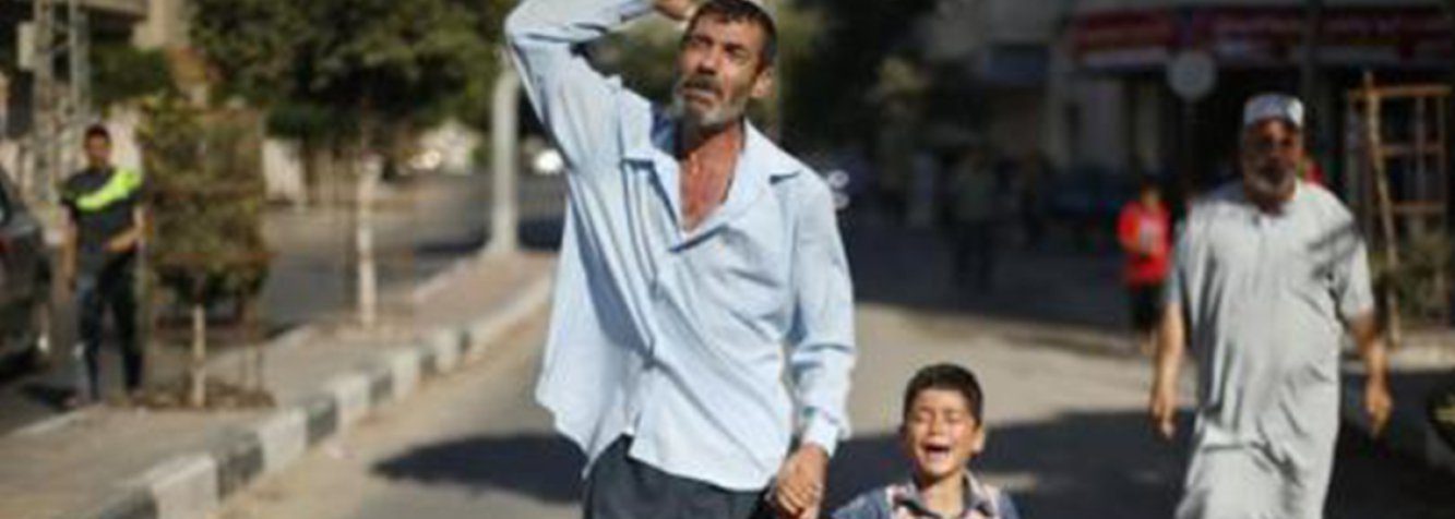 Ataques de artilharia feitos por um navio de guerra mataram quatro meninos e deixaram um outro em estado grave em uma praia da Faixa de Gaza nesta quarta-feira, informou uma autoridade palestina do setor de saúde; Israel fez mais cedo um chamado para que mais de 100 mil moradores locais deixassem a área