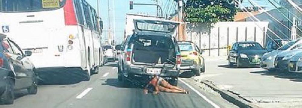 Justiça do Rio determinou nesta quinta (27) a prisão de mais dois policiais militares envolvidos na morte da auxiliar de serviços gerais, Claudia Silva Ferreira, 38 anos, ocorrida no dia 16 deste mês, durante operação policial do 9° Batalhão da Polícia Militar (PM), no Morro da Congonha, em Madureira; o primeiro-tenente Rodrigo Medeiros Boaventura, que comandava a operação, e o segundo-sargento Zaqueu de Jesus Pereira Bueno, tiveram prisão temporária, por 30 dias, decretada pelo juiz da 3ª. Vara Criminal da capital, Murilo Kieling