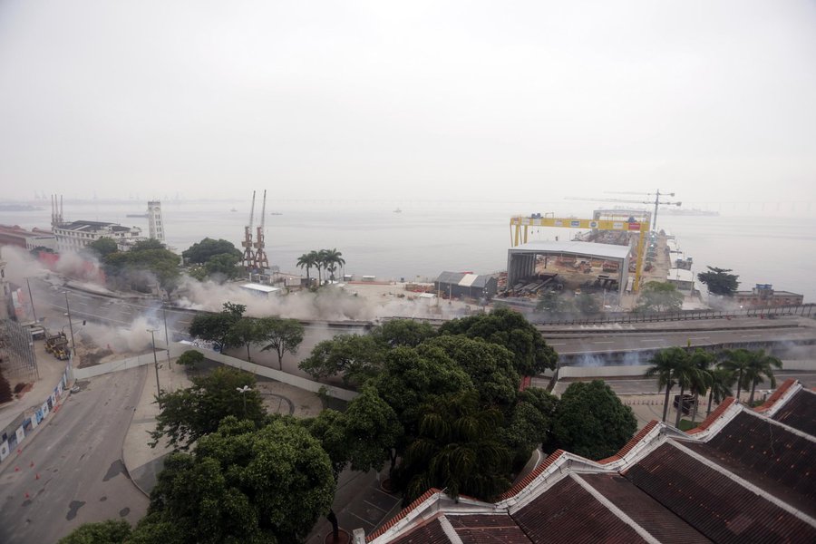 Um novo trecho do Elevado da Perimetral, na Zona Portuária do Rio de Janeiro, foi implodido na manhã deste domingo (20). Para efetivar a demolição de 300 metros do viaduto, entre a Marinha e a Polícia Federal, na altura da Praça Mauá, foram empregados 250 quilos de explosivos; os cerca de 4 mil metros cúbicos de concreto foram implodidos em menos de três segundos; a implosão faz parte de um projeto de recuperação da área degradada da Zona Portuária; quando o projeto for concluído, um túnel substituirá a Perimetral e a Rodrigues Alves será transformada em uma via expressa