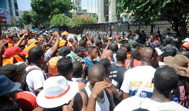 Comlurb e o sindicato que representa a categoria dos garis fecharam nessa segunda-feira, 3, acordo que garante 9% de aumento salarial para os cerca de 15 mil garis da cidade; no entanto, cerca de 350 grevistas se reuniram nesta terça-feira, 4, em frente à prefeitura e afirmaram não ter fechado qualquer acordo e que o sindicato não os representa; esse grupo decidiu manter a paralisação e marcaram para esta terça-feira, às 10h, uma assembleia na Central do Brasil