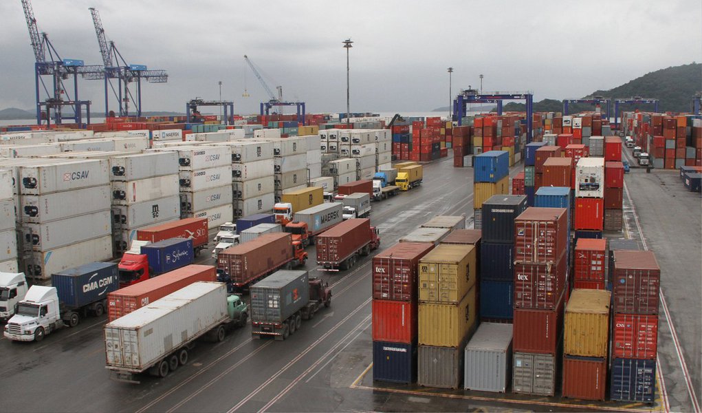 Resultado deveu-se a US$ 23,025 bilhões em exportações e US$ 21,450 bilhões em importações. Com o saldo positivo, o déficit acumulado no ano caiu de US$ 1,9 bilhão para US$ 916 milhões. Os dados foram divulgados nesta sexta-feira 1° pelo Ministério do Desenvolvimento, Indústria e Comércio Exterior