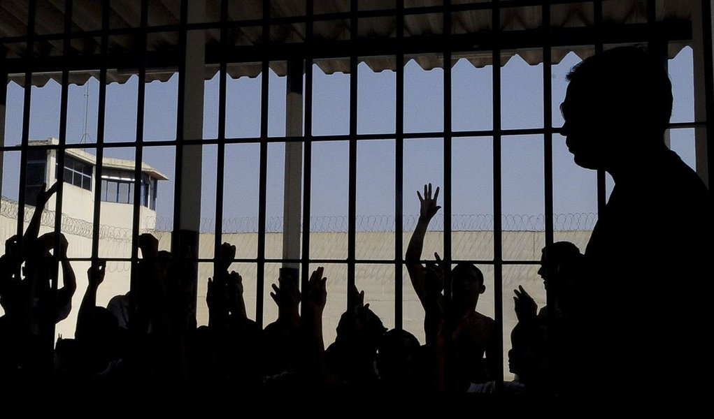 A Secretaria da Criança do Distrito Federal inaugurou a Unidade de Internação de Santa Maria para atender adolescentes que cumprem medidas em conflito com a lei; o espaço vai atender às exigências do Sistema Nacional de Atendimento Socioeducativo; segundo a norma, a separação dos adolescentes deve ser feita de acordo com a faixa etária, o sexo e o tipo de ato infracional