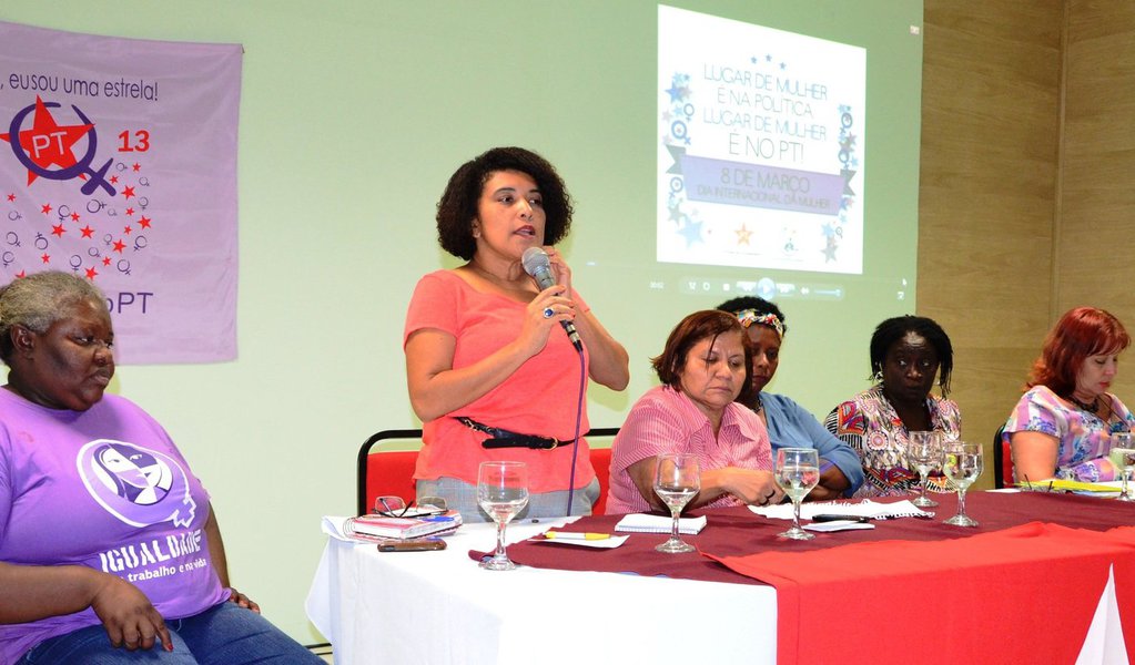 As mulheres militante do Partido dos Trabalhadores apontaram no encontro alusivo ao Dia Internacional da Mulher que foi a partir dos governos Lula e Dilma Rousseff que o Estado brasileiro passou a dar uma ênfase nas políticas públicas do segmento com a criação da Secretaria Especial de Políticas para as Mulheres (SPM), a reestruturação do Conselho Nacional dos Direitos da Mulheres e a elaboração do Plano Nacional de Políticas para o segmento; além das petistas o evento reuniu mulheres dirigentes e militantes das legendas da base de apoio do governo Dilma