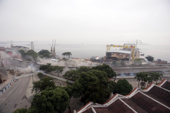 Um novo trecho do Elevado da Perimetral, na Zona Portuária do Rio de Janeiro, foi implodido na manhã deste domingo (20). Para efetivar a demolição de 300 metros do viaduto, entre a Marinha e a Polícia Federal, na altura da Praça Mauá, foram empregados 250 quilos de explosivos; os cerca de 4 mil metros cúbicos de concreto foram implodidos em menos de três segundos; a implosão faz parte de um projeto de recuperação da área degradada da Zona Portuária; quando o projeto for concluído, um túnel substituirá a Perimetral e a Rodrigues Alves será transformada em uma via expressa