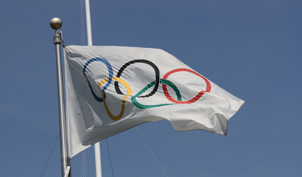 O Conselho Nacional de Imigração, ligado ao Ministério do Trabalho, autorizou uma mudança nas regras de concessão de vistos temporários para facilitar a entrada no País de estrangeiros que trabalharão nos Jogos Olímpicos e Paralímpicos de 2016 no Rio; a resolução normativa prevê a concessão de visto temporário para o estrangeiro "que venha exercer funções relacionadas exclusivamente à organização, planejamento e execução" do evento, "e não haja empresa chamante no Brasil nem vínculo empregatício com empresa nacional"