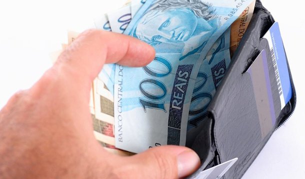 Com estimativa de crescimento da economia de 3% e inflação em 5% para o próximo ano, o governo encaminhou nesta terça-feira 15 ao Congresso o Projeto de Lei de Diretrizes Orçamentárias (LDO-2015); pelo projeto, o salário mínimo será reajustado em 7,71% e vai ficar em R$ 779,79 no ano que vem