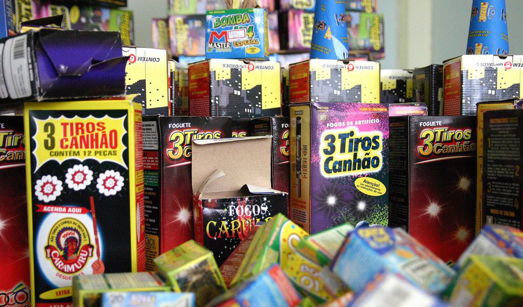 Cinco estabelecimentos comerciais foram autuados no Rio; entre as irregularidades apontadas estão a venda fracionada de explosivos, fora da caixa, e a falta de certificados de treinamento dos funcionários; artefatos têm sido utilizados em manifestações de rua