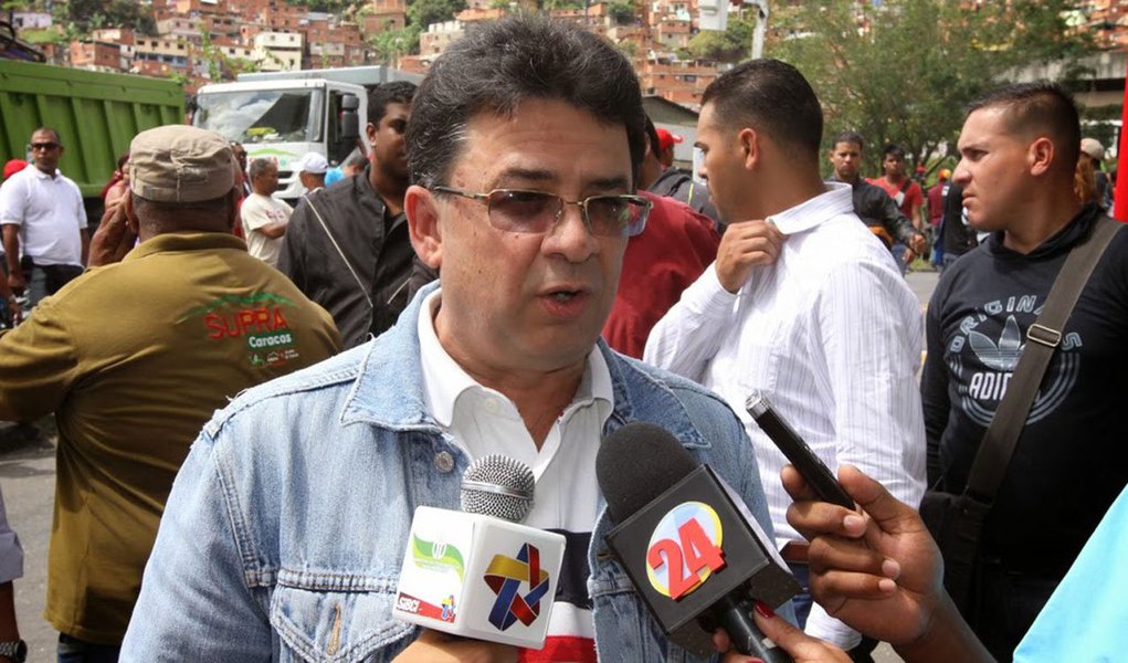 Grupo de aproximadamente 60 pessoas encapuzadas incendiou e saqueou, na noite de ontem, o Ministério do Meio Ambiente da Venezuela, no estado de Táchira; pelo Twitter, o ministro do Meio Ambiente, Miguel Leonardo Rodriguez, disse que os encapuzados agiram de maneira violenta, incendiaram um veículo e uma moto e roubaram equipamentos da instituição