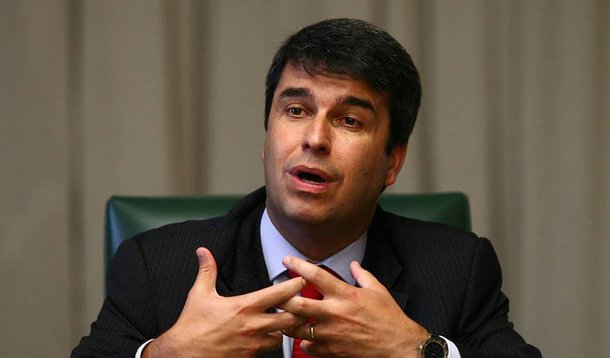 Contratos foram firmados por deputado federal Rodrigo Bethlem (PMDB-RJ) com a Casa Espírita Tesloo quando estava à frente da Secretaria municipal de Desenvolvimento Social do Rio, entre 10 maio de 2011 e 9 maio de 2012; segundo reportagens das revistas Veja e Época, Bethlem disse a sua ex-mulher que recebia uma "mesada" de R$ 70 mil da ONG 