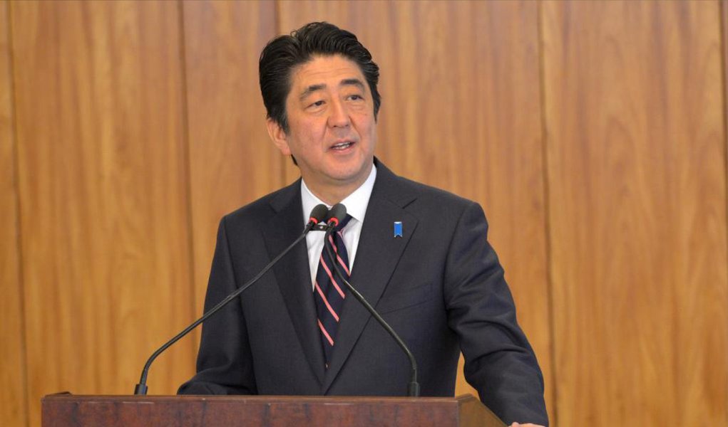 O primeiro-ministro do Japão, Shinzo Abe, disse neste sábado que o seu país precisa olhar mais para a América Latina se quiser aproveitar melhor as vantagens dos crescentes fluxos comerciais; "Considero minha viagem à América Latina o começo de um novo capítulo nas relações entre Japão e a região, um momento de mais cooperação", disse o premiê