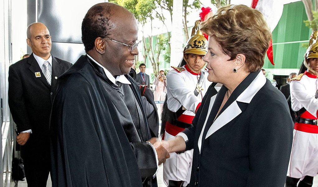 Presidente do STF diz que presidente será a primeira pessoa informada sobre data em que deixará a Corte neste ano e que rumores de empreitada política em 2014 são, por enquanto, apenas especulações; Barbosa foi convidado a se filiar ao PSB, de Eduardo Campos, e ao PDT, de Carlos Lupi; para disputar as eleições, ele teria de aposentar a toga até 5 de abril; nesta quinta-feira, ele deve ser derrotado na votação dos embargos infringentes, o que lhe daria pretexto para abandonar o STF e se assumir como político