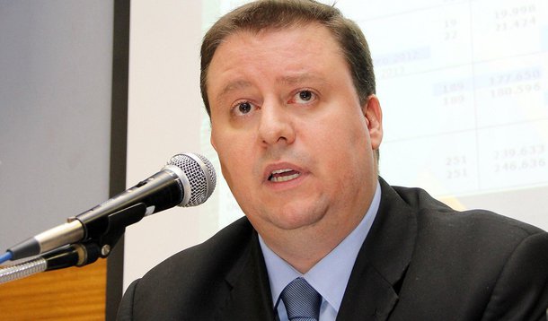 Saldo negativo acumulado em 2014 da balança chegou a US$ 6,1 bilhões; segundo secretário de Comércio Exterior, Daniel Godinho, do Ministério do Desenvolvimento, Indústria e Comércio Exterior., o governo segue esperando recuperação da conta-petróleo, cujo déficit caiu de US$ 4,6 bilhões, em fevereiro de 2013, para US$ 3,6 bilhões no mês passado; ele disse que também acompanha com atenção o comportamento dos preços de itens como minério de ferro e soja
 