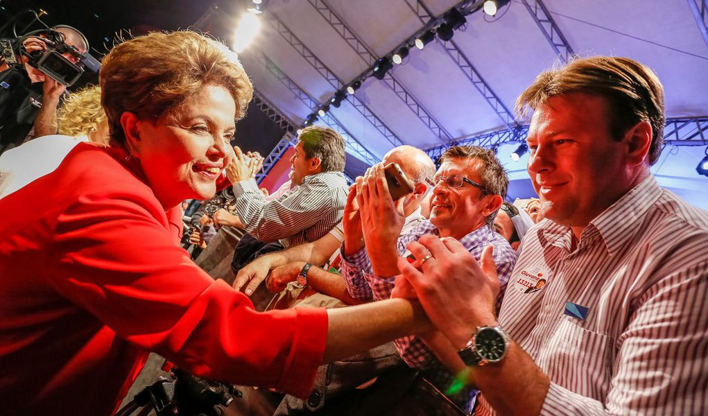 A presidente Dilma Rousseff (PT) lidera, com 38%, as intenções de voto no Rio de Janeiro, terceiro maior colégio eleitoral do País; em segundo lugar aparece a ex-senadora Marina Silva (PSB), com 30% do eleitorado, seguida pelo presidenciável do PSDB, Aécio Neves, com 11%; é o que aponta a pesquisa Ibope, contratada pela TV Globo