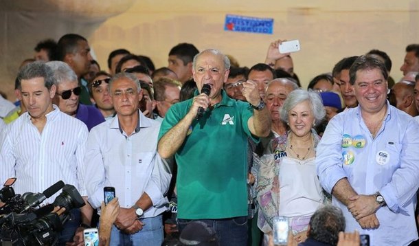 O presidente do Supremo, Joaquim Barbosa, derrubou a decisão do STJ que impedia o julgamento, em segunda instância, do ex-governador do Distrito Federal José Roberto Arruda (PR), o que impediria ele de concorrer ao pleito, diferentemente de uma condenação em primeira instância; no entanto, como Arruda já registrou sua postulação na Justiça Eleitoral, uma punição em segunda instância não terá efeito prático nesta eleição; o republicano está envolvido no 'mensalão do DEm' e, por isso, foi condenado por improbidade administrativa; Ministério Público tentará modificar decisão do STF