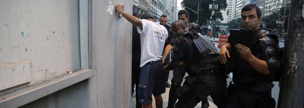 Ativistas se reuniram próximo à Igreja da Candelária, mas foram impedidos pela polícia de prosseguir com a manifestação; de acordo com o comandante da operação, coronel Segalla, os quatro manifestantes foram detidos por estarem com os rostos cobertos e por oferecerem resistência à abordagem policial; eles foram levados para a 22ª Delegacia de Polícia