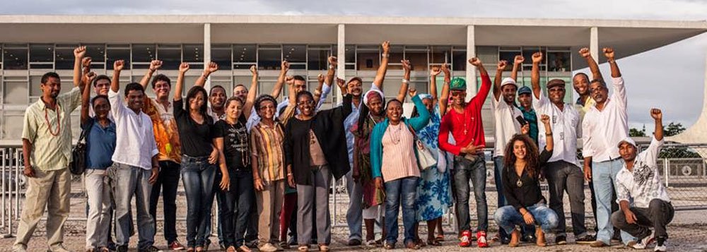 Com 55% da população feminina do DF acima de 15 anos, estimada em 1.041.473 pessoas, segundo o Censo Demográfico de 2010, as mulheres negras têm menor escolaridade e ganham menos que as não negras; segundo dados divulgados pela Codeplan; na questão da renda, 34% das negras recebem até um salário-mínimo contra 21% das não negras; na faixa acima de 10 salários-mínimos, a diferença também é grande: são 5,2% contra 14,2%