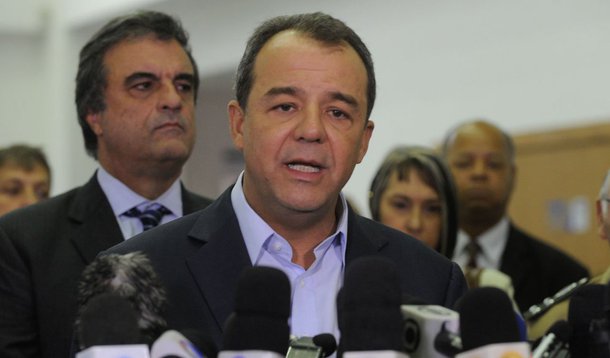 O governador do Rio, Sérgio Cabral, disse que vai pedir ajuda federal para a segurança pública "quantas vezes for necessário"; "Solicitamos agora e vamos solicitar quantas vezes for necessário, porque – ao contrário do que era hábito no Rio de Janeiro, em que as forças estaduais não falavam com as federais, que não falavam com as municipais e ficavam disputando protagonismo – no meu governo não tem disputa de protagonismo", disse 