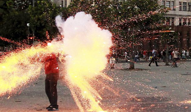8ª Câmara Criminal do Tribunal de Justiça do Estado do Rio de Janeiro negou nesta quinta (10), por maioria de votos, o pedido de habeas corpus para Caio Silva e Souza e Fábio Raposo Barbosa, acusados de disparar o rojão que matou o cinegrafista da TV Bandeirantes, Santiago Andrade, durante manifestação no dia 6 de fevereiro deste ano, na Central do Brasil