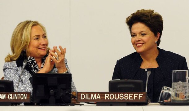 Ex-secretária de estado dos EUA, Hillary Clinton, ressaltou em seu livro "Hard Choices" ("Decisões Difíceis", em tradução literal) o bom trabalho da presidente Dilma Rousseff durante as manifestações de junho de 2013, como um "exemplo de democracia": "Em vez de desprezar ou bater e prender manifestantes, como fizeram muitos outros países, incluindo a Venezuela, Dilma se juntou a eles, reconheceu as suas preocupações e pediu que trabalhassem com o governo para resolver os problemas"