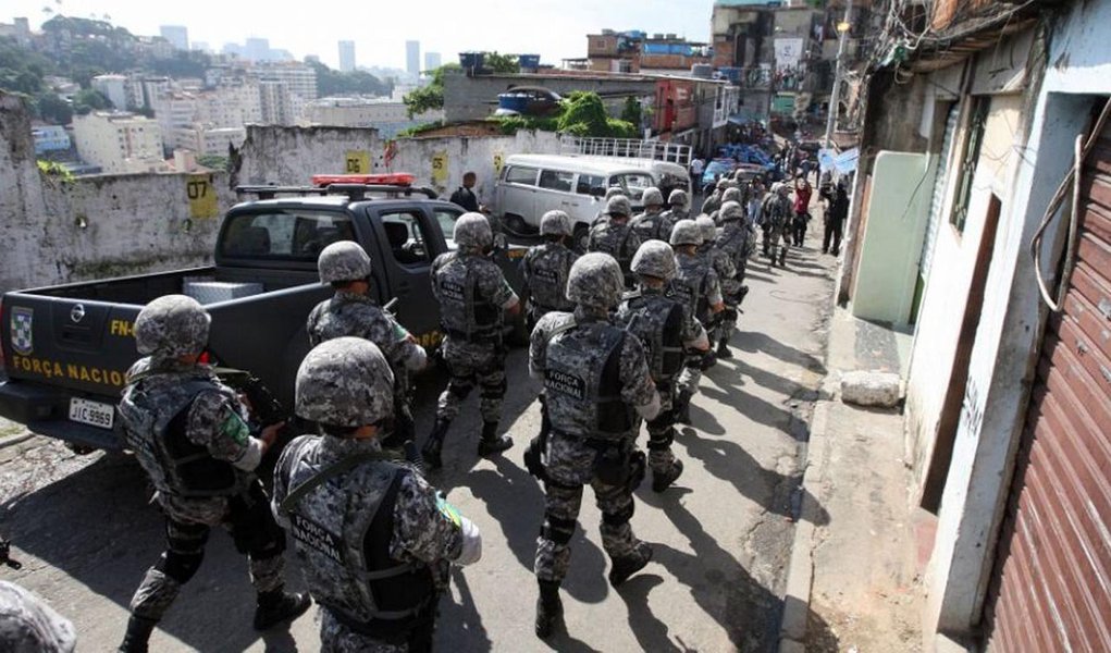 Já os agentes da Força Nacional que vieram ao Rio para fazer a segurança durante a Copa do Mundo poderão permanecer no estado até o dia 31 de dezembro, caso o Ministério da Justiça aceite o pedido feito pelo governador Luiz Fernando Pezão; no ofício enviado ao ministro José Eduardo Cardozo na última terça-feira (15), o governador alegou que policiais militares não tiraram férias durante o Mundial, o que deverá ser organizado a partir de agora; além disso, Pezão prevê aumento das demandas durante o período eleitoral, o que vai requerer a mobilização de todo o efetivo da Polícia Militar