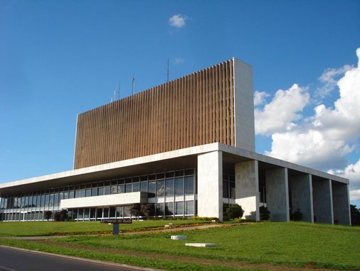 Proposta enviada pelo governo à CLDF prevê R$ 23,2 bilhões de arrecadação própria e R$ 12,8 bilhões provenientes do Fundo Constitucional. Até 44,97% da receita corrente líquida serão gastos com o pagamento de salários e gratificações. Os parlamentares têm até a próxima sexta-feira (13) para apresentar propostas de emenda