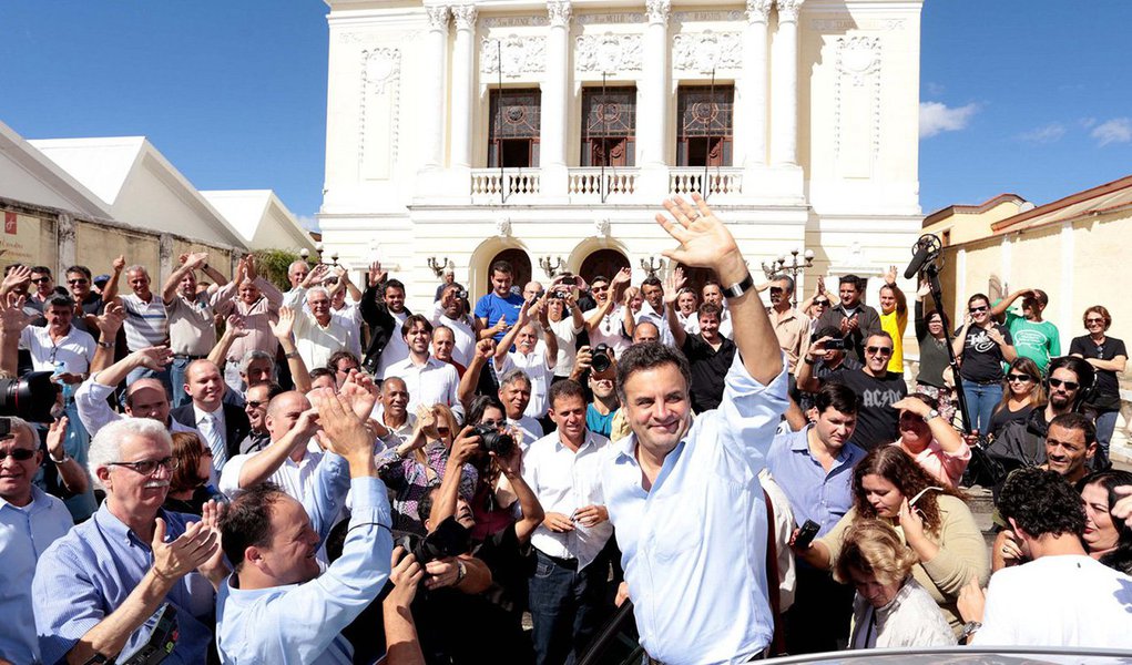 PSDB lança neste sábado (13) oficialmente a candidatura do senador Aécio Neves à Presidência da República, animado com sua evolução nas pesquisas e empenhado em atrair para ele o desejo de mudança do eleitorado; na avaliação dos tucanos, a pré-campanha foi bem-sucedida; Aécio subiu nas pesquisas mesmo antes da propaganda eleitoral gratuita e o colocou como principal alternativa do campo de oposição à presidente Dilma Rousseff, que busca a reeleição