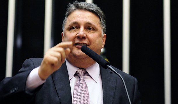 "Sou candidato ao governo do Rio. E insisto em dizer que não subirei em palanque nenhum onde o Pezão estiver. Minha candidatura é exatamente de oposição ao PMDB", disse o deputado federal Anthony Garotinho (PR-RJ); ex-governador aposta ainda no rompimento da aliança entre o PDT e o PMDB e diz que uma eventual união do Pros e do PSB não está garantida