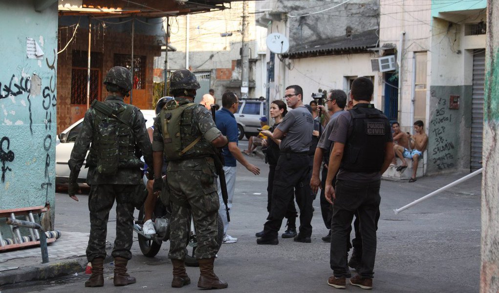 Militares foram alvo de disparos de armas de fogos e lançamentos de artefatos explosivos no Complexo da Maré, informou uma nota divulgada hoje pela Força de Pacificação; de acordo com o texto, ninguém se feriu; os ataques foram nas comunidades Nova Holanda e Parque Maré, e, segundo a Força, os militares responderam com munição de baixa letalidade