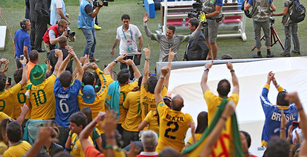 "Fantasmas do anti-Copa eram tão grotescos que a maioria dos brasileiros encara encontro com a realidade com alegria", diz o jornalista Paulo Moreira Leite; "Estamos falando de futebol, não de política. Quem não soube distinguir as proximidades e distâncias destes universos, perdeu a Copa na partida inaugural, aquela do VTNC, e foi eliminado sem nenhum ponto ganho"