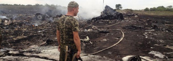 Obter provas no meio de uma zona de guerra sobre o que, e quem, causou a queda de um avião malaio no leste da Ucrânia será uma tarefa difícil para os investigadores internacionais a caminho do local; provar o que aconteceu com certeza absoluta pode ser impossível, depois que moradores e combatentes rebeldes passaram as últimas 24 horas remexendo e retirando destroços e corpos; separatistas afirmaram ter recuperado as duas caixas-pretas do Boeing 777 e que estão dispostos a cooperar, mas autoridades de Kiev os acusaram de sumir por meio da fronteira russa com os gravadores e com o lançador de foguetes que teriam usado para abater o avião