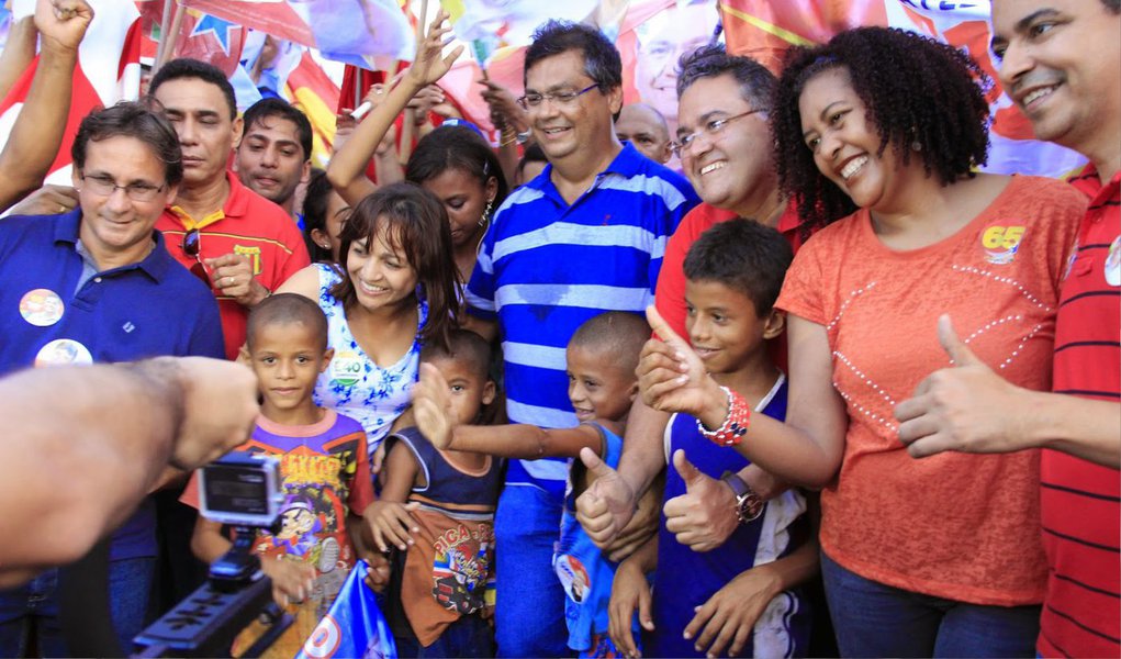 O candidato da coligação "Todos Pelo Maranhão", Flávio Dino (PCdoB), disse que é preciso acabar com os privilégios e excessos no uso da máquina pública do Estado; segundo o comunista, é necessário resgatar o caráter público do governo; "Vamos reorganizar a máquina, há muitos excessos e privilégios. Há pessoas que recebem sem trabalhar, há um numero indefinido de secretarias porque a maquina administrativa foi apropriada para atender interesses de pequenos grupos", afirmou