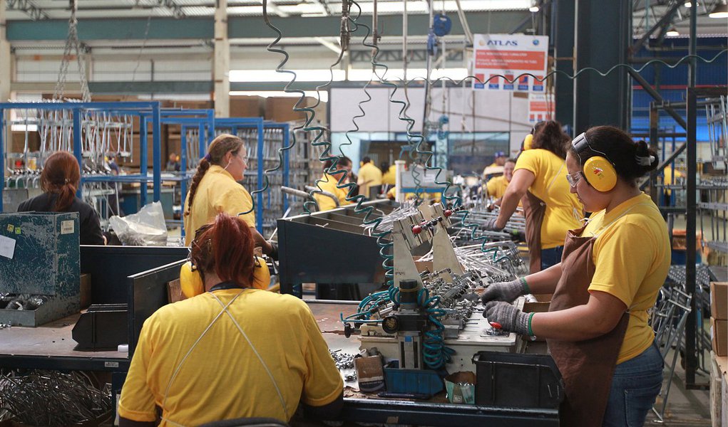 Total de pessoal ocupado na indústria caiu 0,5% em junho, na comparação com maio, informou o IBGE. O resultado negativo mensal foi o terceiro consecutivo, e a queda foi mais forte em relação a junho do ano passado, de 3,1%