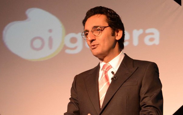 Quando um calote de 897 milhões de euros (1,21 bilhão de dólares) ameaçava a fusão da problemática Oi com a Portugal Telecom, o executivo Zeinal Bava teve um papel fundamental nas conversas e salvou o acordo; o novo entendimento blindou a Oi de perdas em potencial e forçou a Portugal Telecom a assumir o golpe