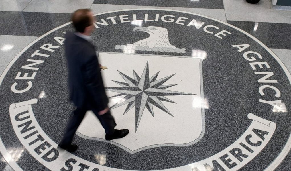 Agência Central de Inteligência dos Estados Unidos esteve envolvida na operação de espionagem contra a Alemanha que levou ao suposto recrutamento de um funcionário da inteligência alemã e renovou a revolta em Berlim, disseram nesta segunda-feira dois altos funcionários norte-americanos à agência Reuters